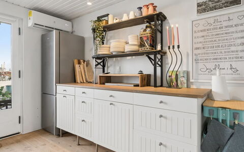 Ljubinka - 5M from the Sea: Keuken, Meubilair, Cabinetry, Hout, Interieur Ontwerp, Countertop, Toestel Van De Keuken, Flooring, Kast, Lade