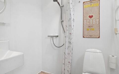 Ljubinka - 5M from the Sea: Badkamer, Loodgieterswerkinrichting, Muur, Flooring, Interieur Ontwerp, Verdieping, Toilet, Wc Bril, Loodgieter, Kamer