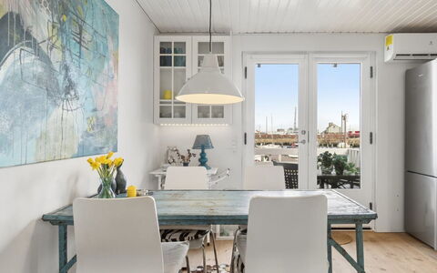 Ljubinka - 5M from the Sea: Meubilair, Interieur Ontwerp, Flooring, Stoel, Verdieping, Tafel, Muur, Eetkamer, Plafond, Hout