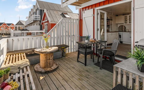 Ljubinka - 5M from the Sea: Hout, Huis, Siding, Dek, Schaduw, Hardwood, Plank, Balkon, Trap, Daylighting