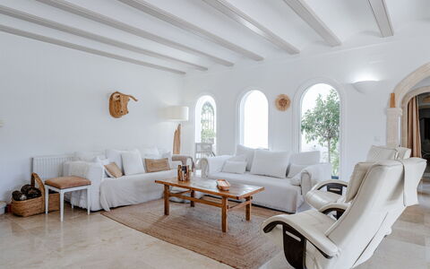 Tika: Meubilair, Bankstel, Muur, Interieur Ontwerp, Flooring, Huis, Woonkamer, Verdieping, Appartement, Kamer