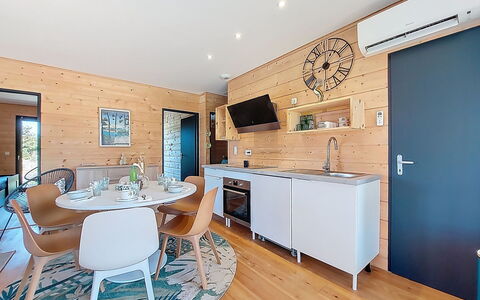 Maison Carnot: Meubilair, Hout, Buitenmeubels, Tafel, Buitentafel, Stoel, Keuken En Eettafel, Dek, Hardwood, Veranda