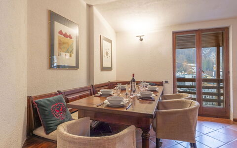 La Marmotta: Meubilair, Flooring, Interieur Ontwerp, Hout, Verdieping, Plafond, Keuken En Eettafel, Kamer, Tafel, Eetkamer