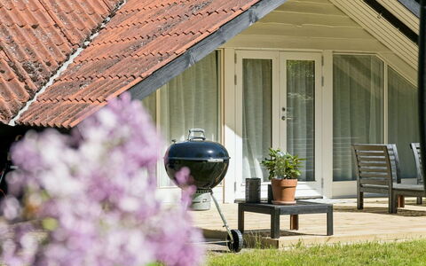 Petkana - 4Km from the Sea: Dak, Verblijf, Huis, Groundcover, Tuin, Schaduw, Siding, Garden Gebouwen, Gazon, Werf
