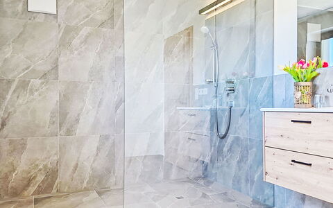 Panoramablick Tauern: Flooring, Verdieping, Tegel, Interieur Ontwerp, Samengesteld Materiaal, Loodgieterswerkinrichting, Badkamer, Marmeren
