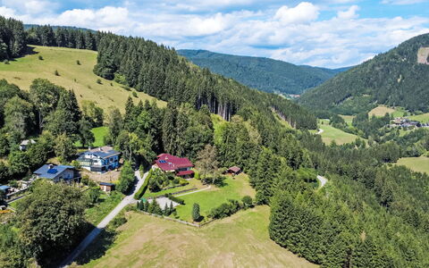 Luna: Dak, Huis, Huis, Verblijf, Deur, Siding, Landgoed, Gazon, Werf, Veranda