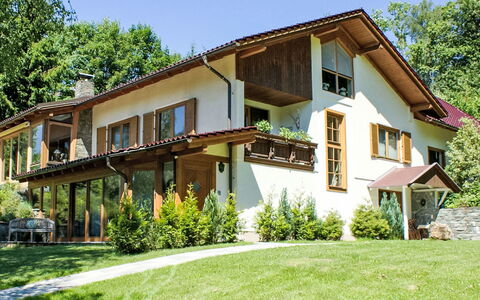 Luna: Dak, Huis, Huis, Verblijf, Deur, Siding, Landgoed, Gazon, Werf, Veranda