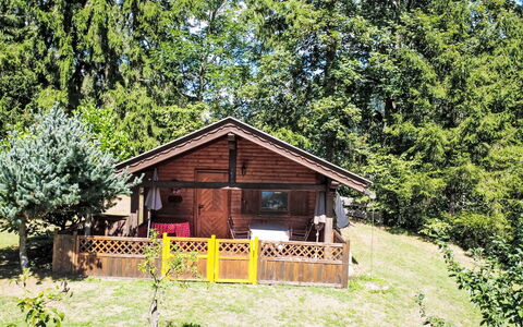 Luna: Dak, Huis, Huis, Verblijf, Deur, Siding, Landgoed, Gazon, Werf, Veranda