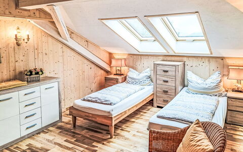 Apt. Luna: Meubilair, Slaapkamer, Interieur Ontwerp, Bed, Hout, Verdieping, Flooring, Laken, Bedding, Kamer