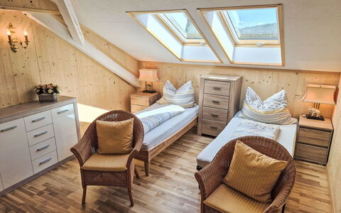 Luna: Dak, Huis, Huis, Verblijf, Deur, Siding, Landgoed, Gazon, Werf, Veranda