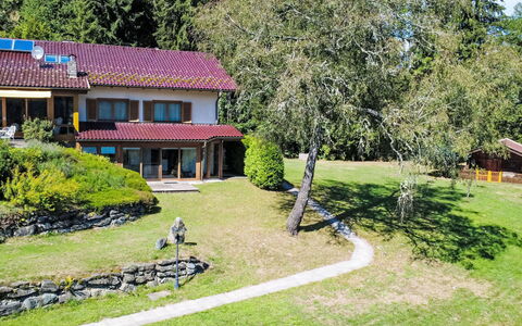 Luna: Dak, Huis, Huis, Verblijf, Deur, Siding, Landgoed, Gazon, Werf, Veranda