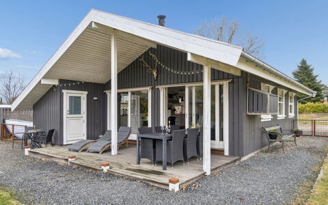 Sida - 1.5Km from the Sea: Meubilair, Hout, Interieur Ontwerp, Flooring, Verdieping, Stoel, Kamer, Plafond, Woonkamer, Appartement