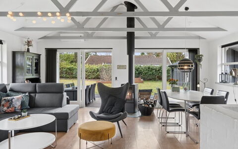 Sida - 1.5Km from the Sea: Meubilair, Hout, Interieur Ontwerp, Flooring, Verdieping, Stoel, Kamer, Plafond, Woonkamer, Appartement