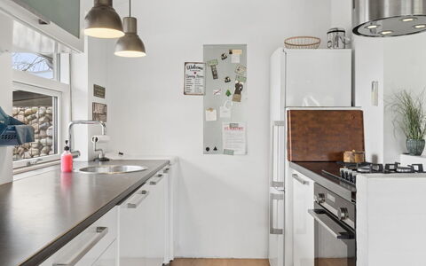 Sida - 1.5Km from the Sea: Meubilair, Hout, Interieur Ontwerp, Flooring, Verdieping, Stoel, Kamer, Plafond, Woonkamer, Appartement