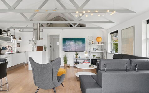 Sida - 1.5Km from the Sea: Meubilair, Hout, Interieur Ontwerp, Flooring, Verdieping, Stoel, Kamer, Plafond, Woonkamer, Appartement