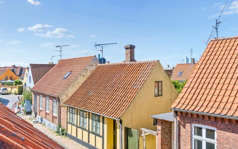 Cedomir - 400M from the Sea: Meubilair, Buitenmeubels, Tableware, Tafel, Drinkware, Stoel, Buitentafel, Voedsel, Fles