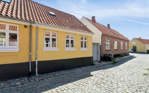 Cedomir - 400M from the Sea: Meubilair, Buitenmeubels, Tableware, Tafel, Drinkware, Stoel, Buitentafel, Voedsel, Fles