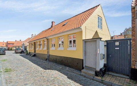 Cedomir - 400M from the Sea: Meubilair, Buitenmeubels, Tableware, Tafel, Drinkware, Stoel, Buitentafel, Voedsel, Fles