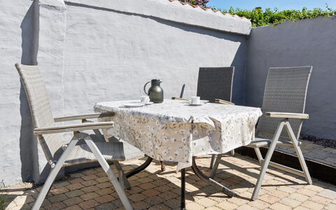 Cedomir - 400M from the Sea: Meubilair, Buitenmeubels, Tableware, Tafel, Drinkware, Stoel, Buitentafel, Voedsel, Fles