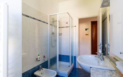 Geranio: Flooring, Interieur Ontwerp, Verdieping, Plafond, Loodgieterswerkinrichting, Kamer, Badkamer, Kraan, Wastafel, Appartement