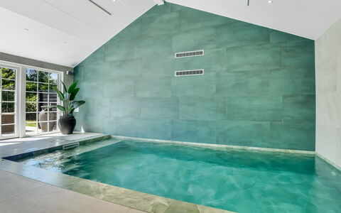 Goti - 400M from the Sea: Flooring, Verdieping, Zwembad, Interieur Ontwerp, Tegel, Samengesteld Materiaal, Natuurlijk Materiaal, Loodgieterswerkinrichting, Toevlucht, Bad