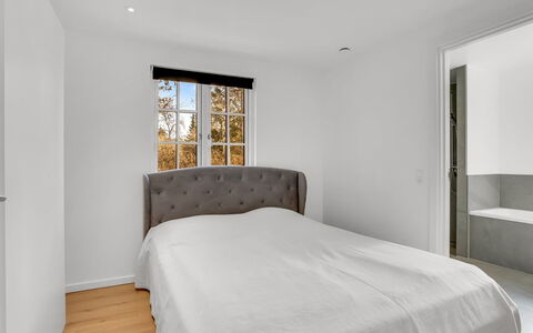 Goti - 400M from the Sea: Bed, Slaapkamer, Meubilair, Bedding, Interieur Ontwerp, Flooring, Verdieping, Laken, Hout, Plafond