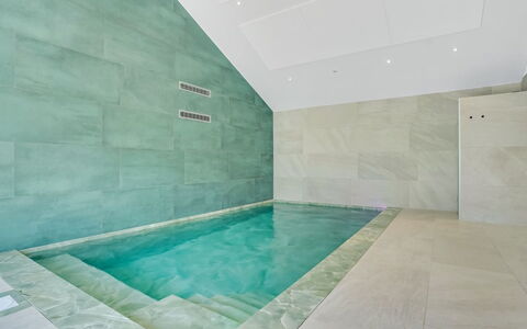 Goti - 400M from the Sea: Flooring, Verdieping, Tegel, Natuurlijk Materiaal, Zwembad, Marmeren, Badkamer, Daylighting