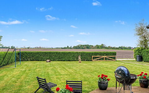 Arnia - 100M from the Sea: Hout, Dak, Huis, Huis, Architectuur, Siding, Land Lot, Verblijf, Schuur, Garden Gebouwen