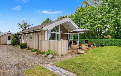 Arnia - 100M from the Sea: Hout, Dak, Huis, Huis, Architectuur, Siding, Land Lot, Verblijf, Schuur, Garden Gebouwen
