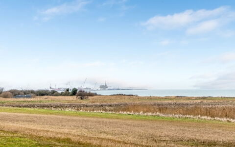Richard - 400M from the Sea: Meubilair, Hout, Interieur Ontwerp, Flooring, Verdieping, Stoel, Kamer, Plafond, Woonkamer, Appartement