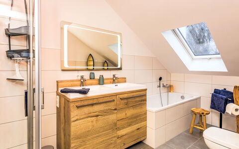 Traumzeit: Loodgieterswerkinrichting, Badkamerkast, Flooring, Badkamer, Interieur Ontwerp, Kraan, Verdieping, Wastafel, Loodgieter, Wastafel In De Badkamer