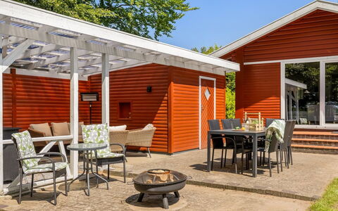 Friderica - 30Km from the Sea: Buitenmeubels, Meubilair, Huis, Dak, Schaduw, Deur, Tuin, Verblijf, Stoel, Veranda