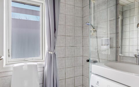 Friderica - 30Km from the Sea: Flooring, Verdieping, Loodgieterswerkinrichting, Interieur Ontwerp, Badkamer, Wastafel, Loodgieter, Plafond, Kraan, Kamer