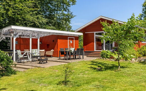 Friderica - 30Km from the Sea: Huis, Huis, Struik, Verblijf, Dak, Tuin, Deur, Siding, Schaduw, Gazon