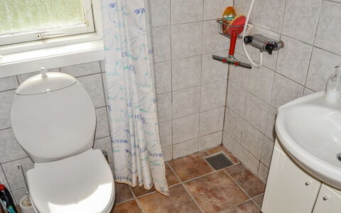 Friderica - 30Km from the Sea: Wc Bril, Badkamer, Toilet, Loodgieterswerkinrichting, Flooring, Verdieping, Wastafel In De Badkamer, Interieur Ontwerp, Wastafel, Loodgieter