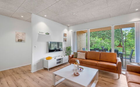 Helina - 250M to the Fjord: Flooring, Interieur Ontwerp, Plafond, Hout, Verdieping, Kamer, Houten Vloer, Woonkamer, Meubilair, Bankstel