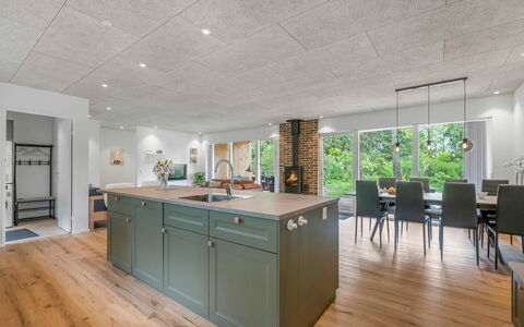Helina - 250M to the Fjord: Flooring, Interieur Ontwerp, Plafond, Hout, Keuken, Verdieping, Meubilair, Countertop, Lichte Inrichting, Verlichting