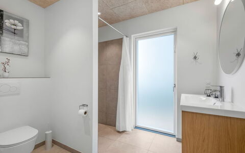 Helina - 250M to the Fjord: Flooring, Verdieping, Plafond, Interieur Ontwerp, Loodgieterswerkinrichting, Loodgieter, Kamer, Wastafel, Appartement, Badkamer