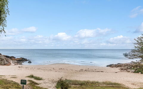 Maksimilian - 300M from the Sea: Meubilair, Buitenmeubels, Tableware, Tafel, Drinkware, Stoel, Buitentafel, Voedsel, Fles