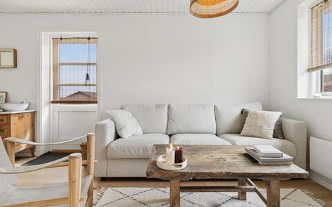 Maksimilian - 300M from the Sea: Meubilair, Hout, Flooring, Interieur Ontwerp, Verdieping, Bankstel, Woonkamer, Tafel, Huis, Kamer