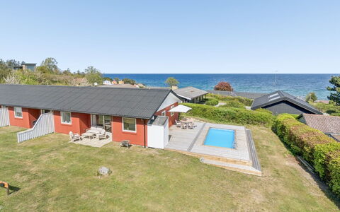 Maksimilian - 300M from the Sea: Meubilair, Buitenmeubels, Tableware, Tafel, Drinkware, Stoel, Buitentafel, Voedsel, Fles