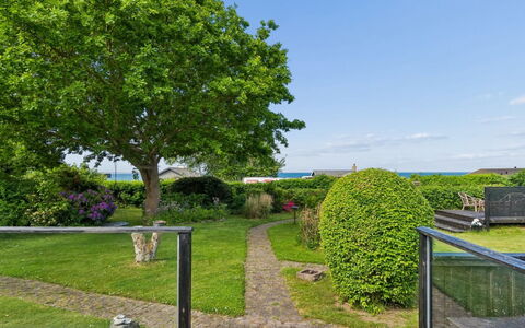 Marillia - 75M from the Sea: Struik, Tuin, Schaduw, Landscaping, Gazon, Gang, Oceaan, Park, Hek