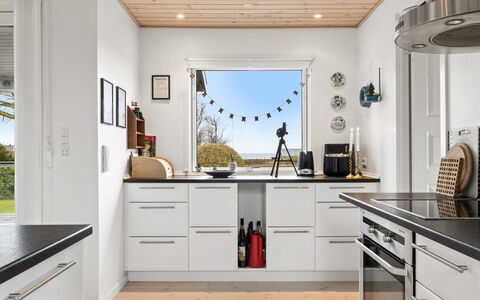 Marillia - 75M from the Sea: Keuken, Toestel Van De Keuken, Countertop, Flooring, Cabinetry, Major Appliance, Interieur Ontwerp, Meubilair, Hout, Huishoudapparatuur