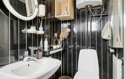Marillia - 75M from the Sea: Interieur Ontwerp, Loodgieterswerkinrichting, Flooring, Wastafel, Wastafel In De Badkamer, Verlichting, Kraan, Loodgieter, Verdieping, Badkamer