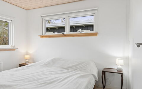 Marillia - 75M from the Sea: Hout, Slaapkamer, Interieur Ontwerp, Bed, Plafond, Flooring, Verdieping, Laken, Bedding, Linens