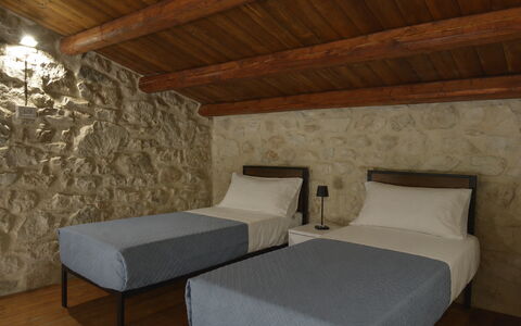 Villa Palmento: Muur, Meubilair, Interieur Ontwerp, Slaapkamer, Verdieping, Bed, Bed Frame, Stenen Muur, Kamer, Bedding