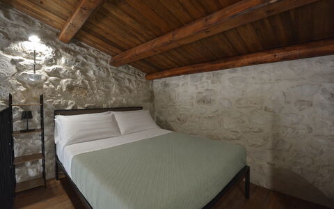Villa Palmento: Muur, Slaapkamer, Plafond, Bed Frame, Bed, Bedding, Stenen Muur, Laken, Linens, Matras