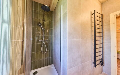 Hradec Kralove 4: Flooring, Verdieping, Hout, Plafond, Interieur Ontwerp, Loodgieterswerkinrichting, Badkamer, Loodgieter, Kamer, Tegel