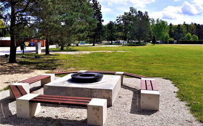 Hradec Kralove 4: Openbare Ruimte, Openluchtbank, Bank, Park, Buitenmeubels, Tuin, Gazon, Picknicktafel, Schaduw