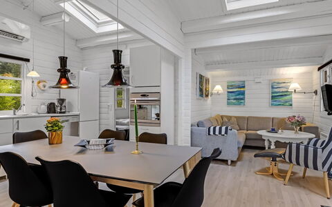 Jalina - 30Km from the Sea: Meubilair, Interieur Ontwerp, Flooring, Hout, Plafond, Verdieping, Houten Vloer, Huis, Verlichting, Woonkamer